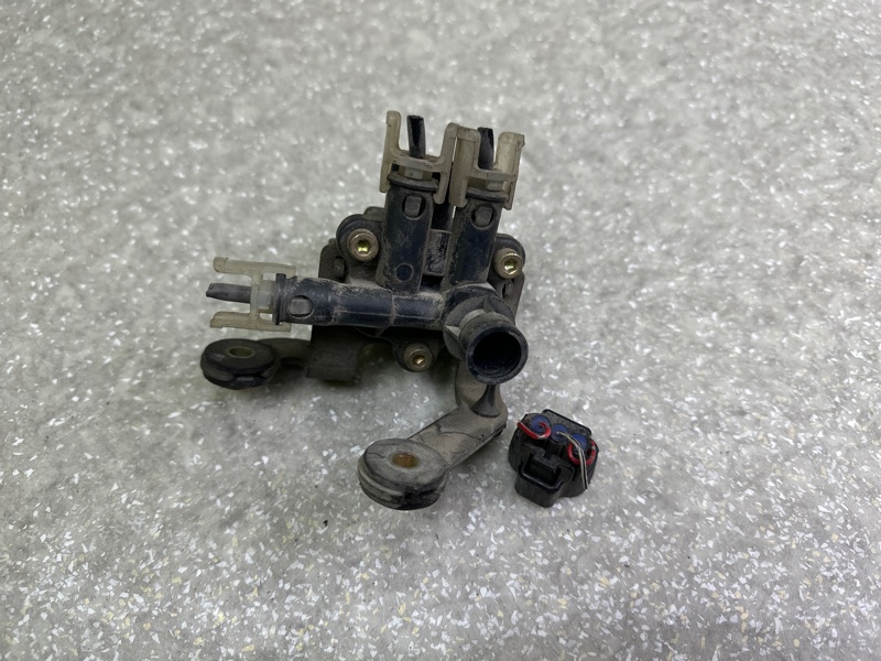 Клапан пневмоподвески передний LS430 00-06