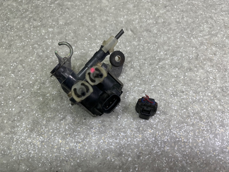 Клапан пневмоподвески передний LS430 00-06