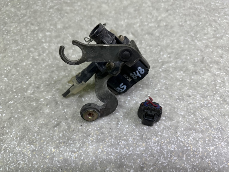 Клапан пневмоподвески передний LEXUS LS430 00-06