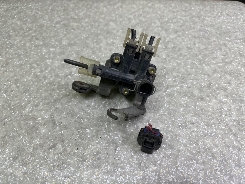 Клапан пневмоподвески передний LS430 00-06