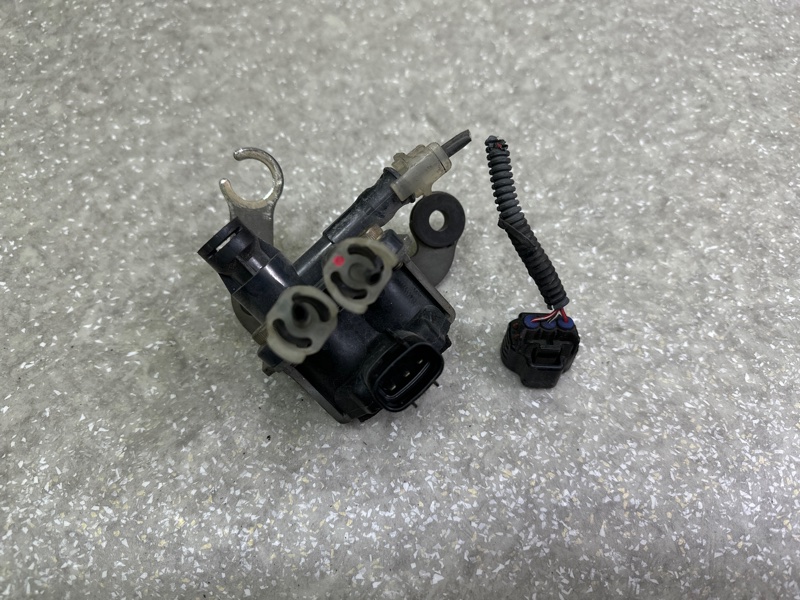 Клапан пневмоподвески передний LS430 00-06