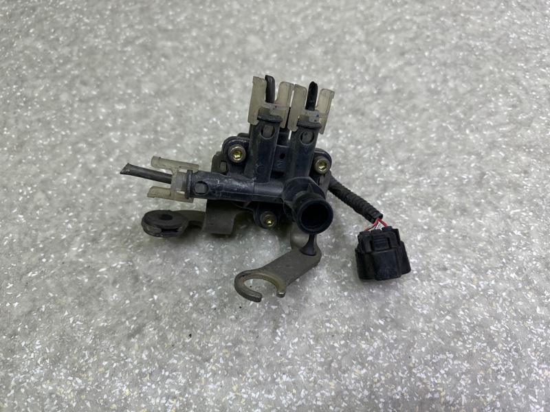 Клапан пневмоподвески передний LS430 00-06