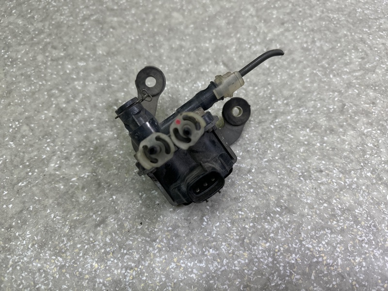 Клапан пневмоподвески передний LS430 00-06