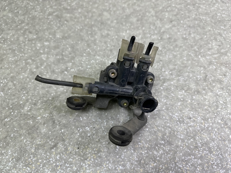 Клапан пневмоподвески передний LS430 00-06