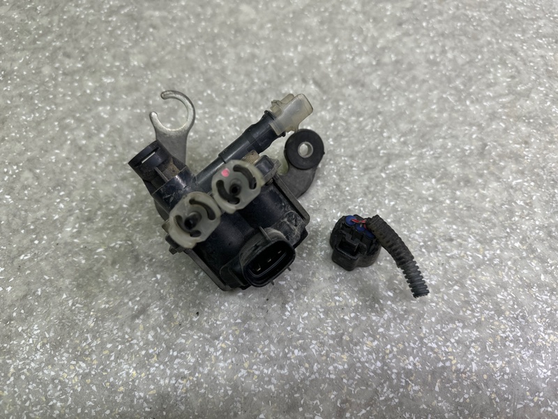 Клапан пневмоподвески передний LS430 00-06