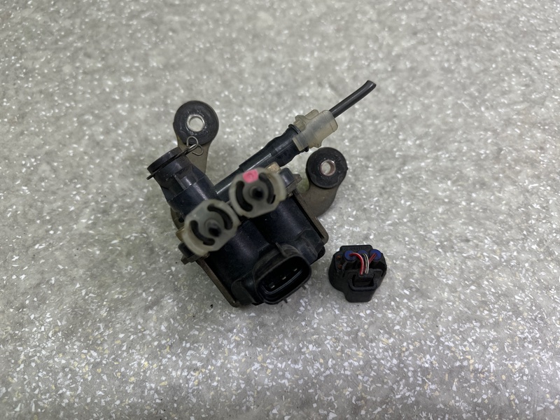 Клапан пневмоподвески передний LS430 00-06