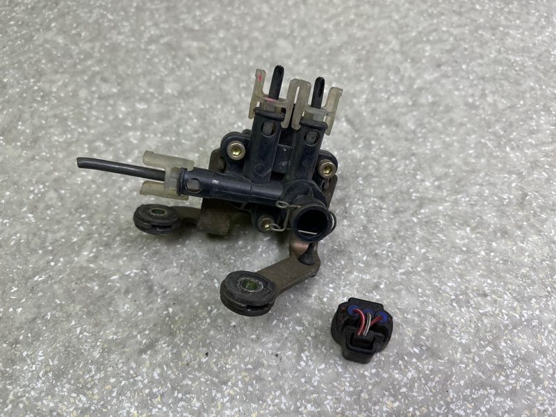 Клапан пневмоподвески передний LS430 00-06