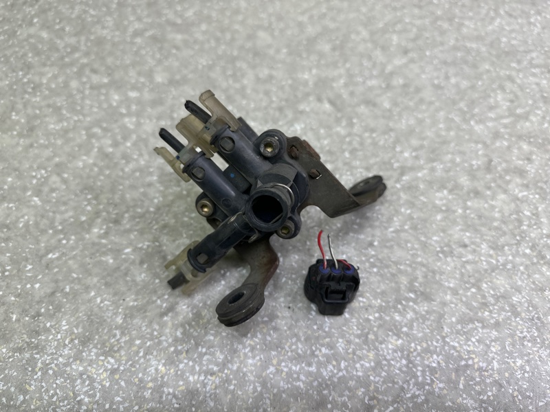 Клапан пневмоподвески передний LS430 00-06