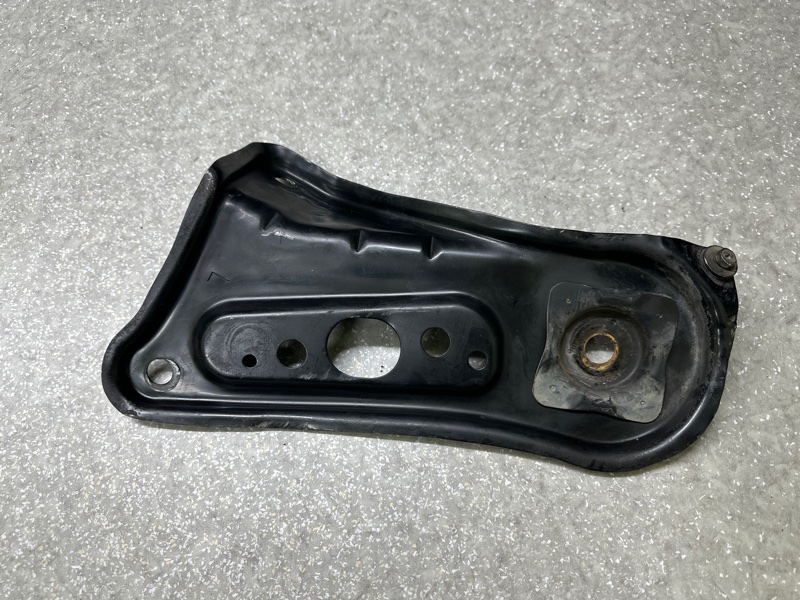 Крепление балки подвески переднее левое CAMRY 40 06-11 Крепление балки подвески переднее левое CAMRY 40 06-11