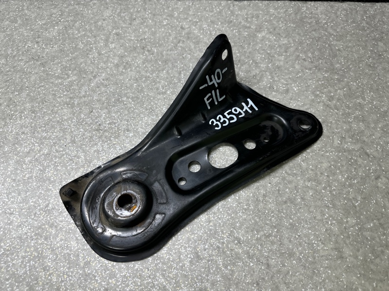 Крепление балки подвески переднее левое TOYOTA CAMRY 40 06-11 Крепление балки подвески переднее левое TOYOTA CAMRY 40 06-11