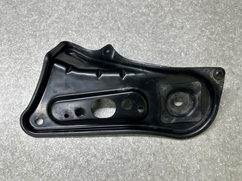 Крепление балки подвески переднее левое CAMRY 40 06-11 Крепление балки подвески переднее левое CAMRY 40 06-11