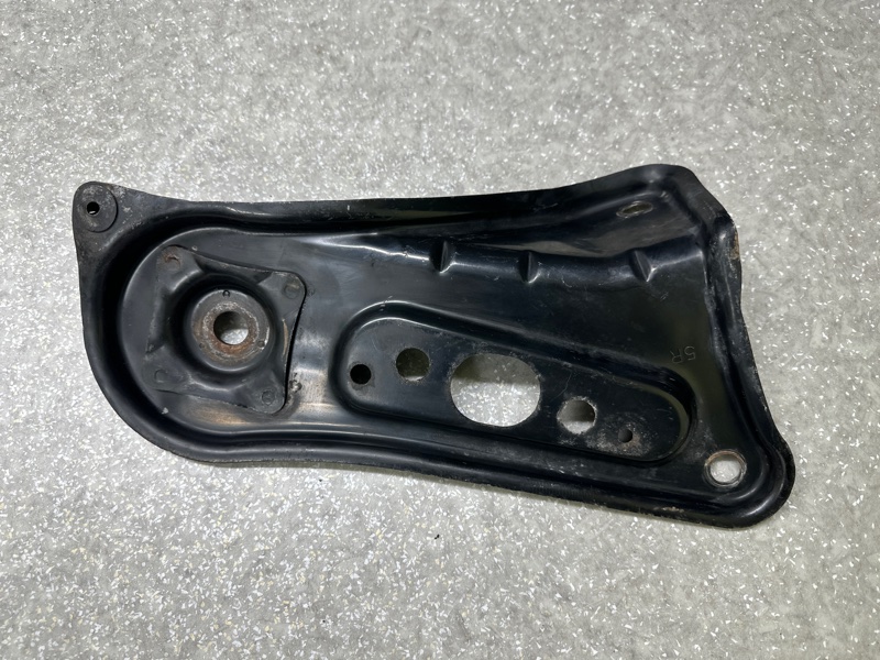 Крепление балки подвески переднее правое CAMRY 40 06-11 Крепление балки подвески переднее правое CAMRY 40 06-11