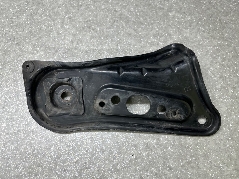 Крепление балки подвески переднее правое CAMRY 40 06-11 Крепление балки подвески переднее правое CAMRY 40 06-11