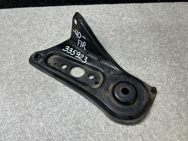 Крепление балки подвески переднее правое TOYOTA CAMRY 40 06-11 Крепление балки подвески переднее правое TOYOTA CAMRY 40 06-11