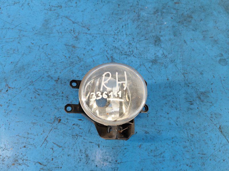 Противотуманная фара правая TOYOTA PRIUS - 30 09-17 810250W020 Б/У