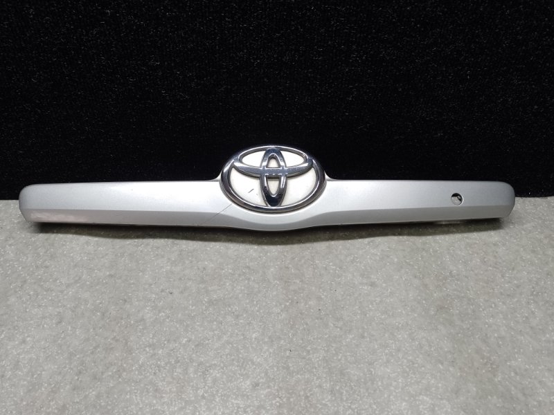 Запчасть панель подсветки номера TOYOTA CAMRY 40 06-11 76811-06130-H0 Б/У Панель подсветки номера TOYOTA CAMRY 40 06-11 76811-06130-H0 Б/У