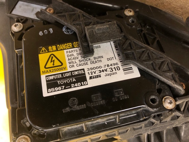 Фара левая AVENSIS 03-08 Фара левая AVENSIS 03-08