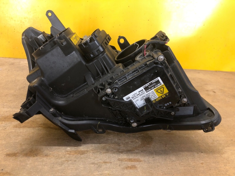 Фара левая AVENSIS 03-08 Фара левая AVENSIS 03-08