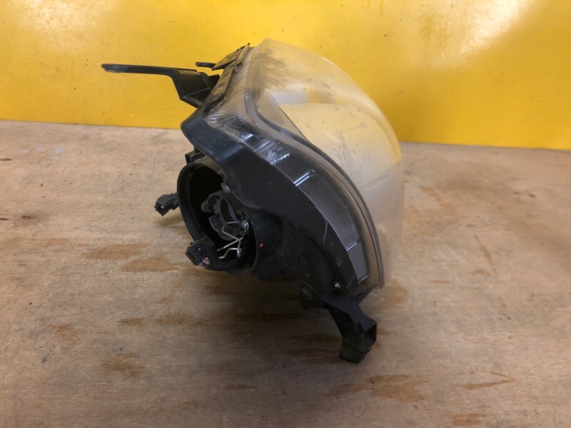 Фара правая AVENSIS 03-08