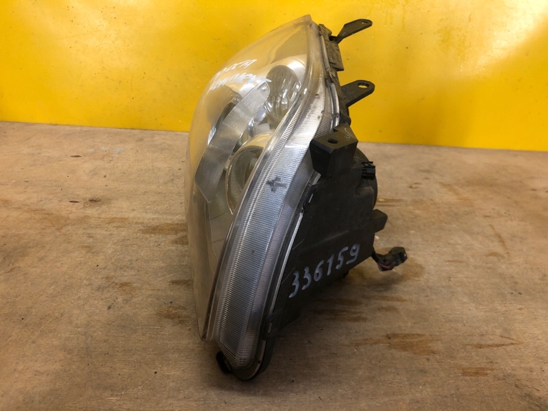 Фара правая AVENSIS 03-08