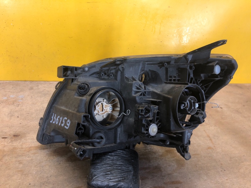 Фара правая AVENSIS 03-08