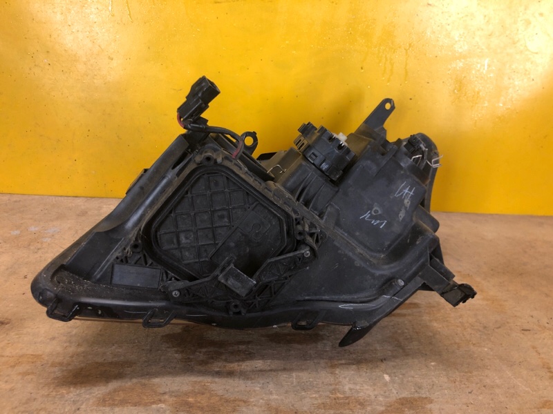 Фара правая AVENSIS 03-08