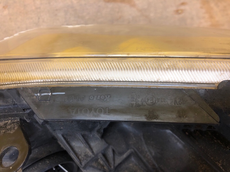 Фара правая AVENSIS 03-08