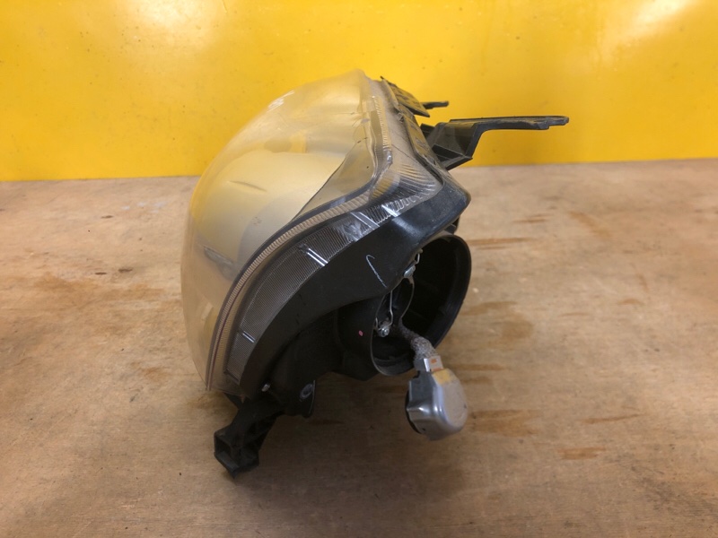 Фара левая AVENSIS 03-08