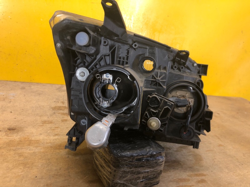 Фара левая AVENSIS 03-08