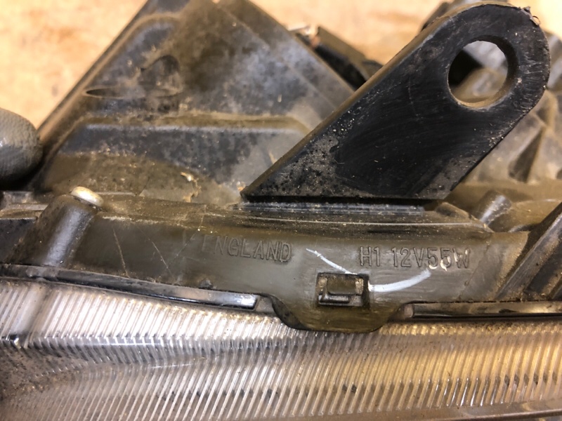 Фара левая AVENSIS 03-08