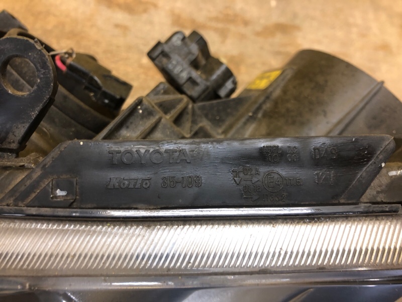 Фара левая AVENSIS 03-08