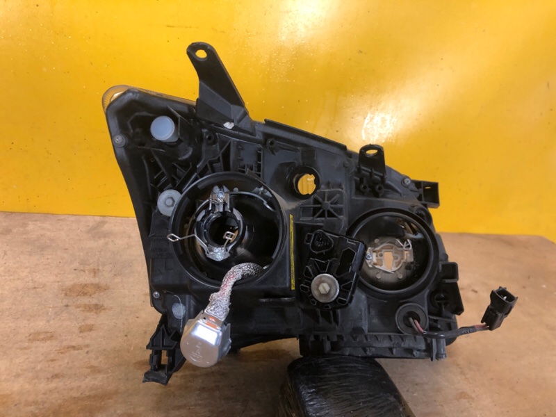 Фара левая AVENSIS 03-08