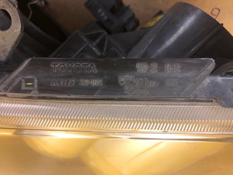 Фара левая AVENSIS 03-08