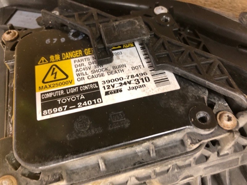 Фара левая AVENSIS 03-08