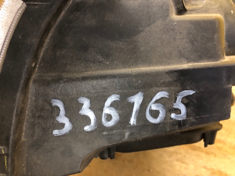 Фара правая AVENSIS 03-08