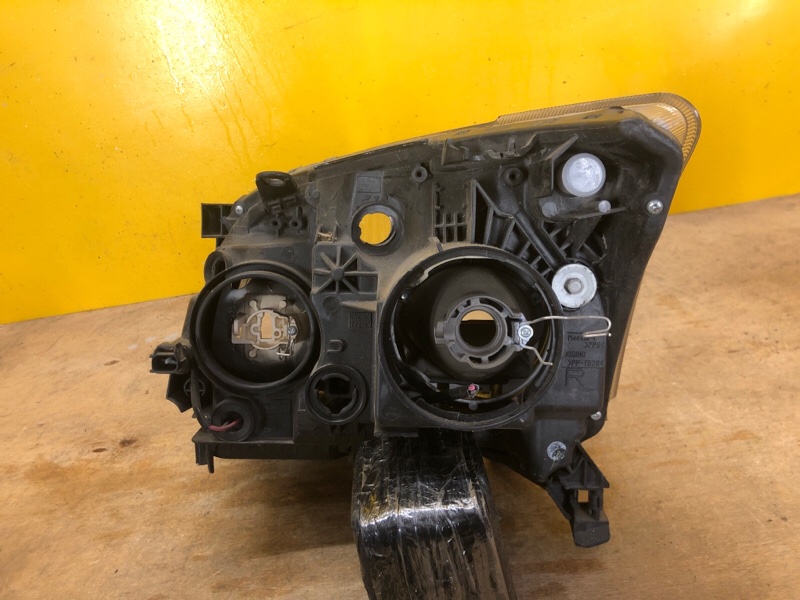 Фара правая AVENSIS 03-08