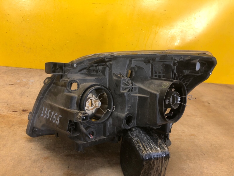 Фара правая AVENSIS 03-08