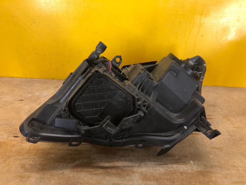 Фара правая AVENSIS 03-08