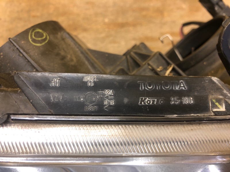 Фара правая AVENSIS 03-08