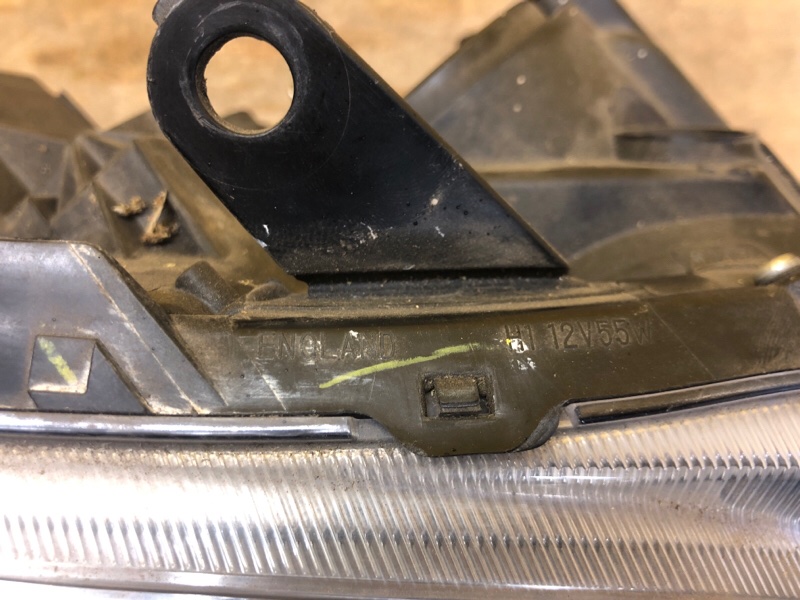 Фара правая AVENSIS 03-08