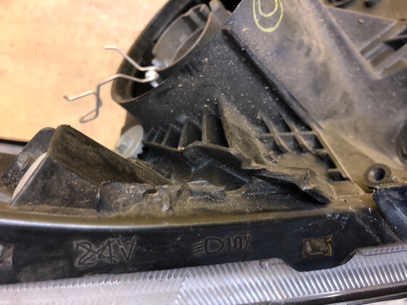 Фара правая AVENSIS 03-08