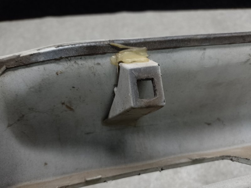 Накладка крышки багажника левая RAV4 05-12