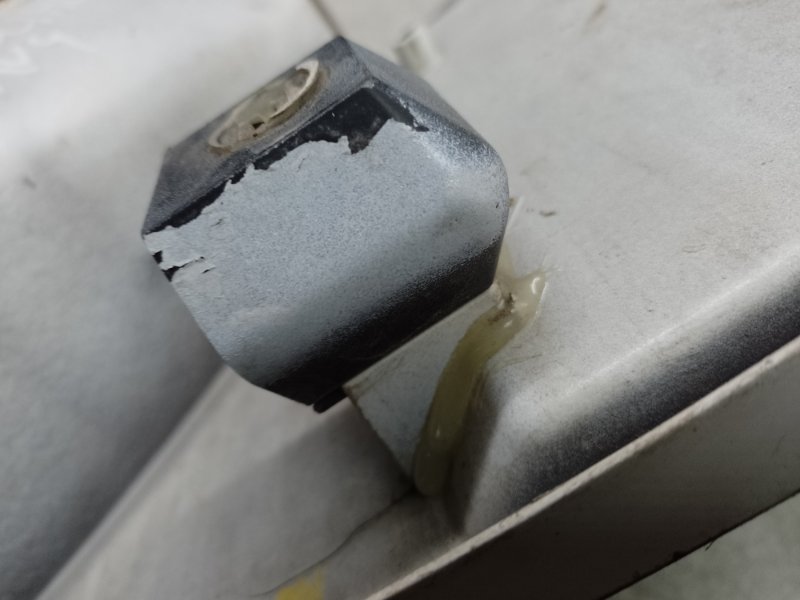 Накладка крышки багажника левая RAV4 05-12