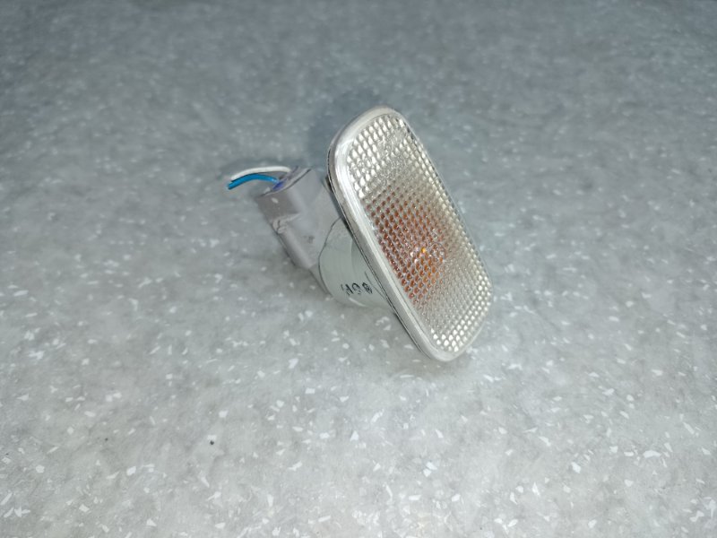 Повторитель поворота в крыло передний TOYOTA LAND CRUISER PRADO 120 02-09 81731-51010 Б/У