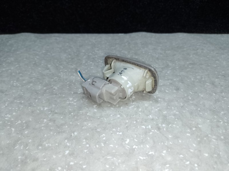 Повторитель поворота в крыло передний TOYOTA LAND CRUISER PRADO 120 02-09