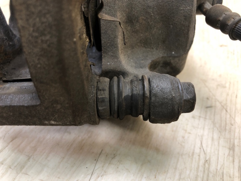 Суппорт тормозной передний правый SENTRA B17 12-21