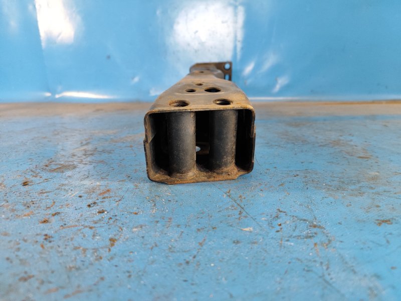 Кронштейн усилителя переднего бампера левый QASHQAI/ROGUE SPORT 14-