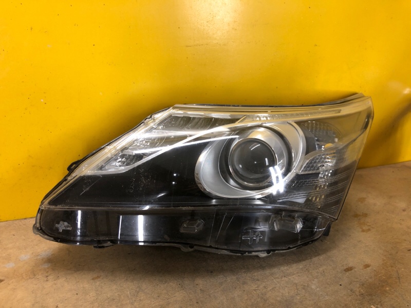 Фара левая TOYOTA AVENSIS 08-18 Фара левая TOYOTA AVENSIS 08-18