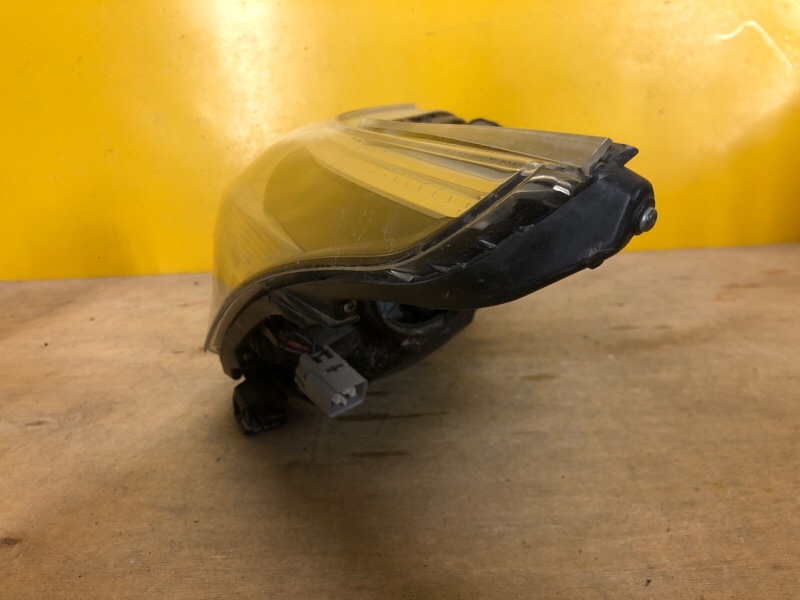 Фара левая AVENSIS 08-18 Фара левая AVENSIS 08-18