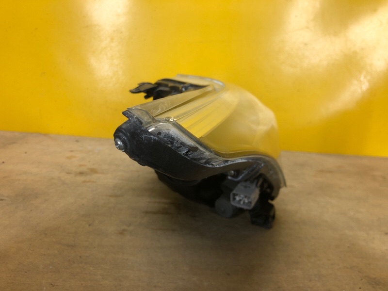 Фара правая AVENSIS 08-18 Фара правая AVENSIS 08-18